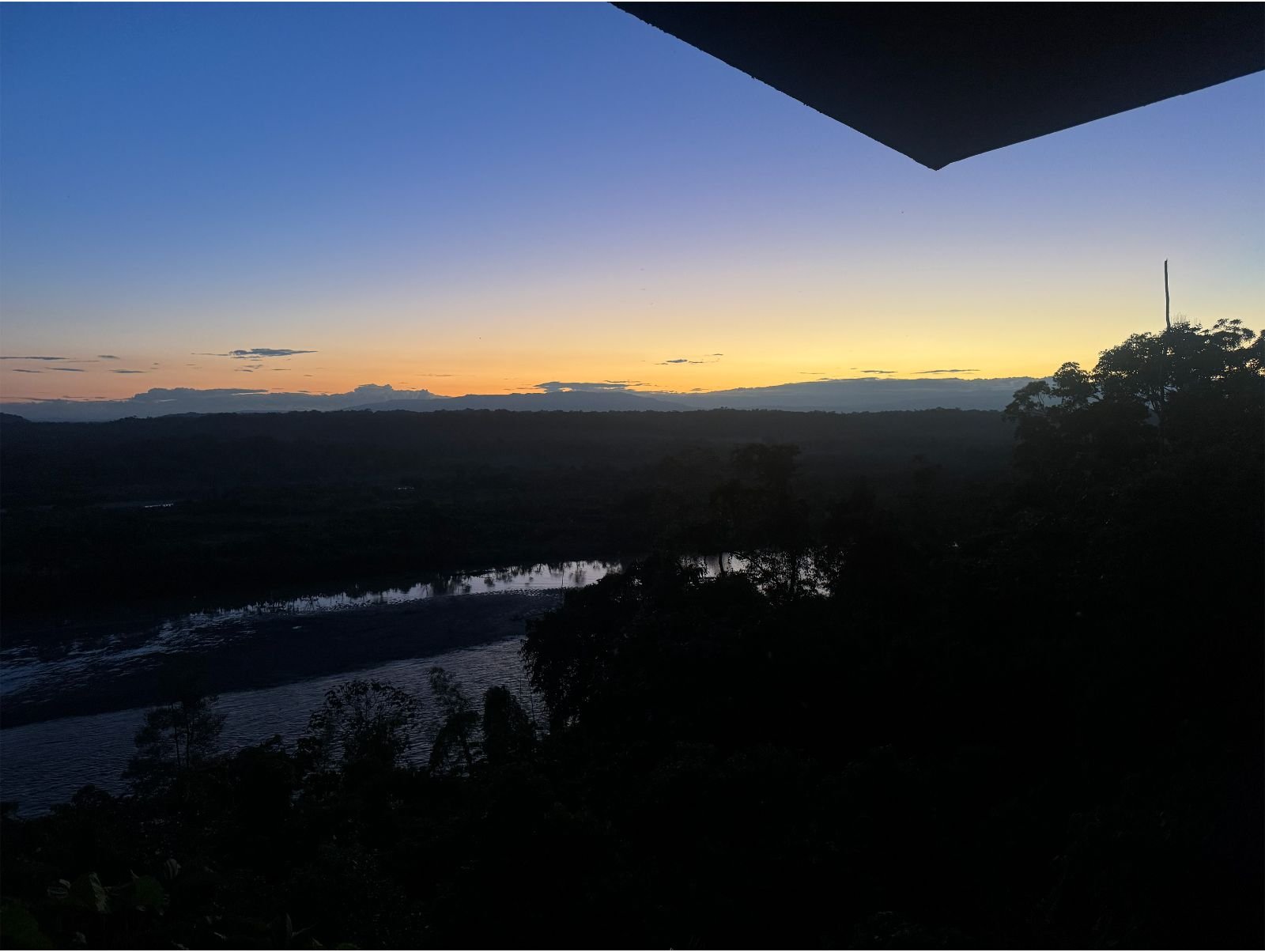 El río Napo al anochecer, con la cordillera en el horizonte