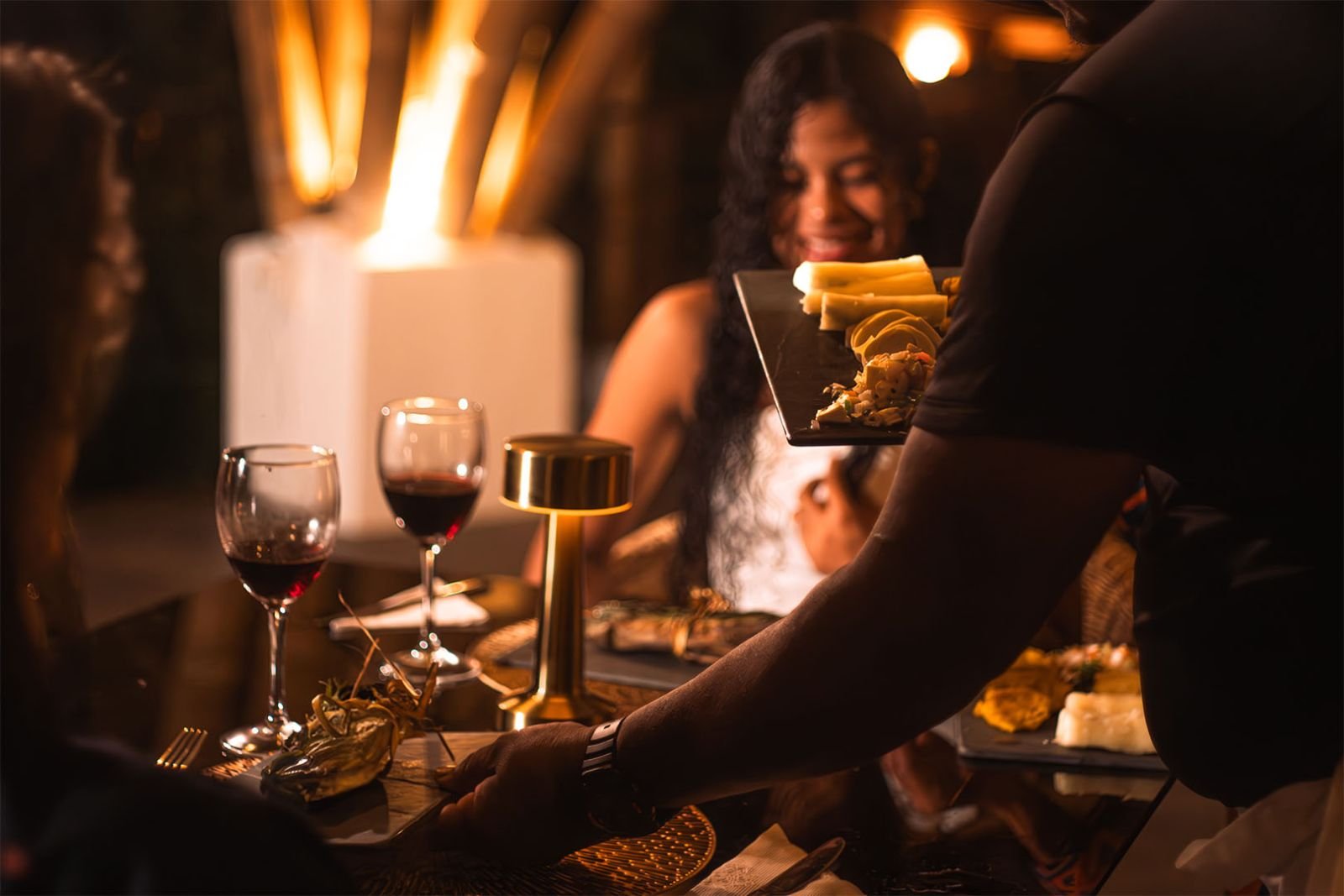 Cena servida a la luz de las l&aacute;mparas en el comedor