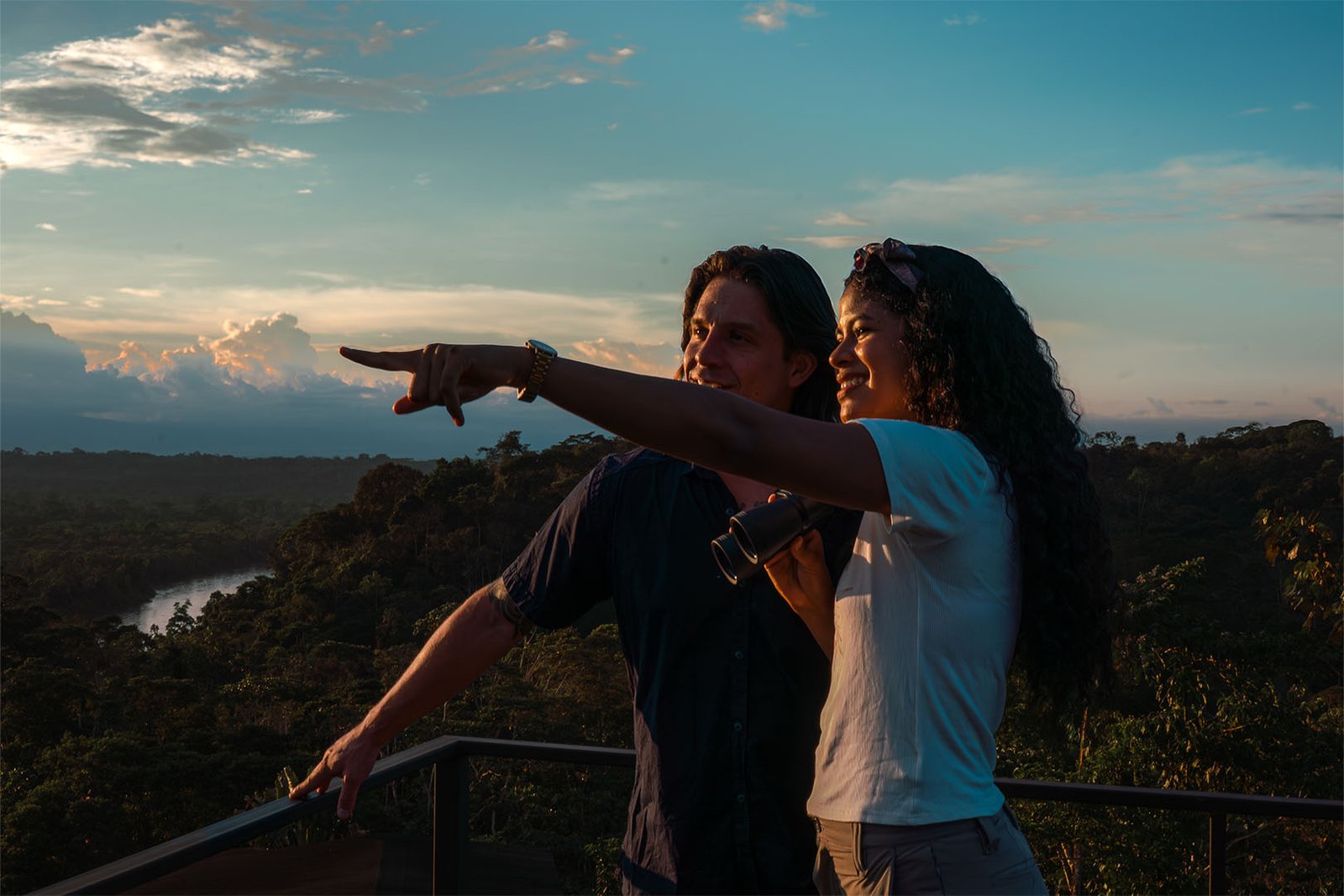 Pareja en el mirador se&ntilde;alando el horizonte sobre la selva y el r&iacute;o Napo