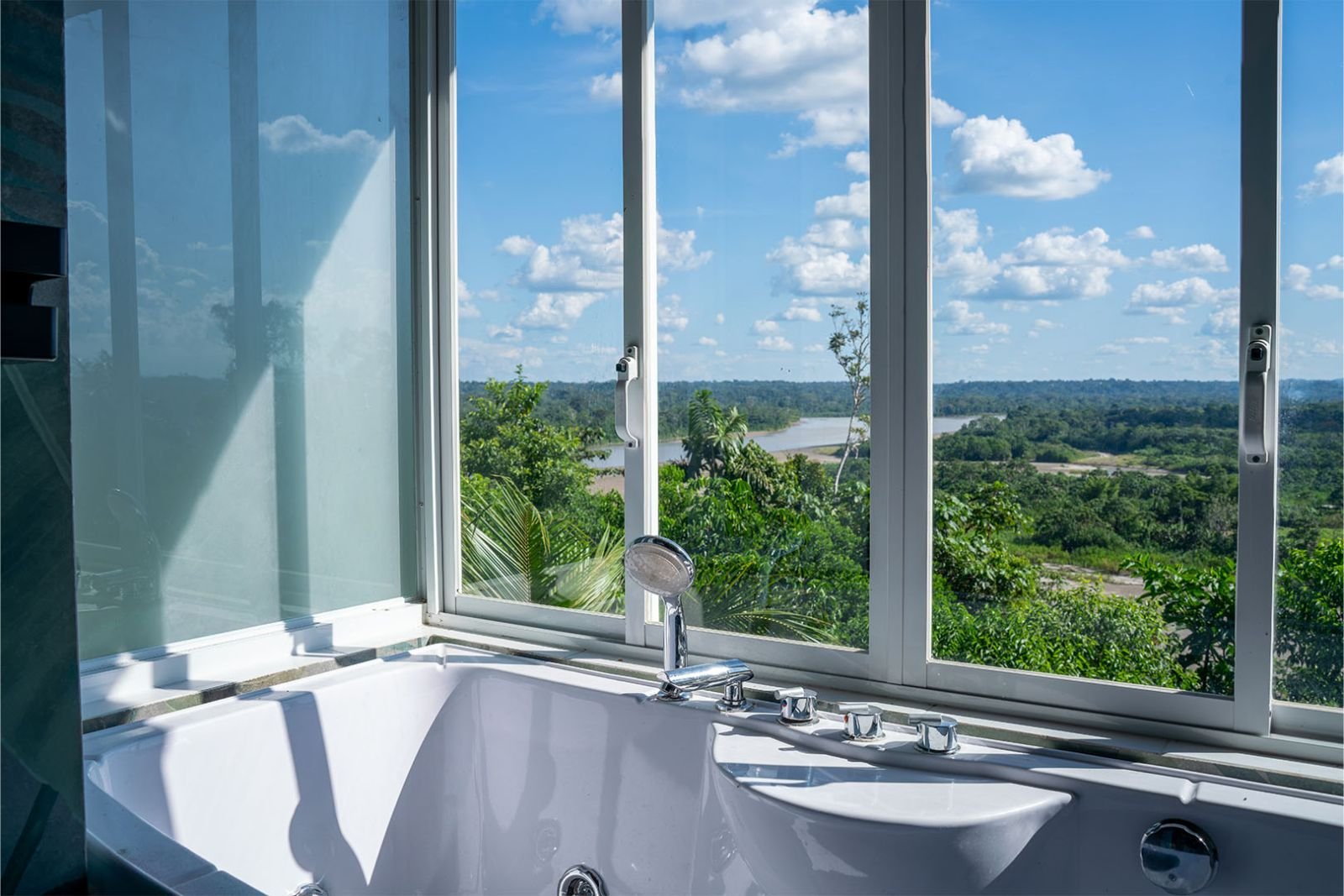 Bañera junto a la ventana, con el río Napo al fondo
