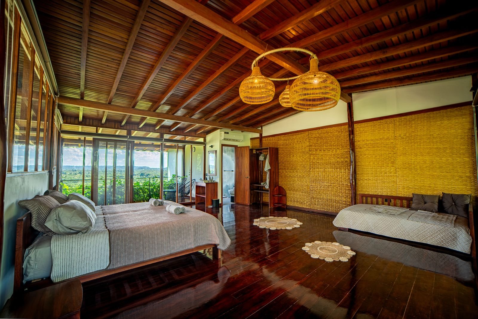 Suite superior con cama doble, sof&aacute; y terraza abierta al paisaje