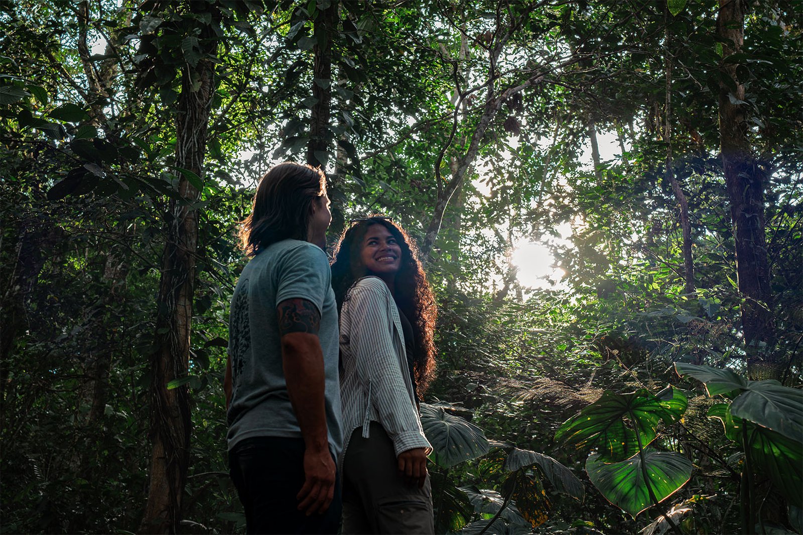 Pareja en el sendero de llegada, bajo el dosel de la selva