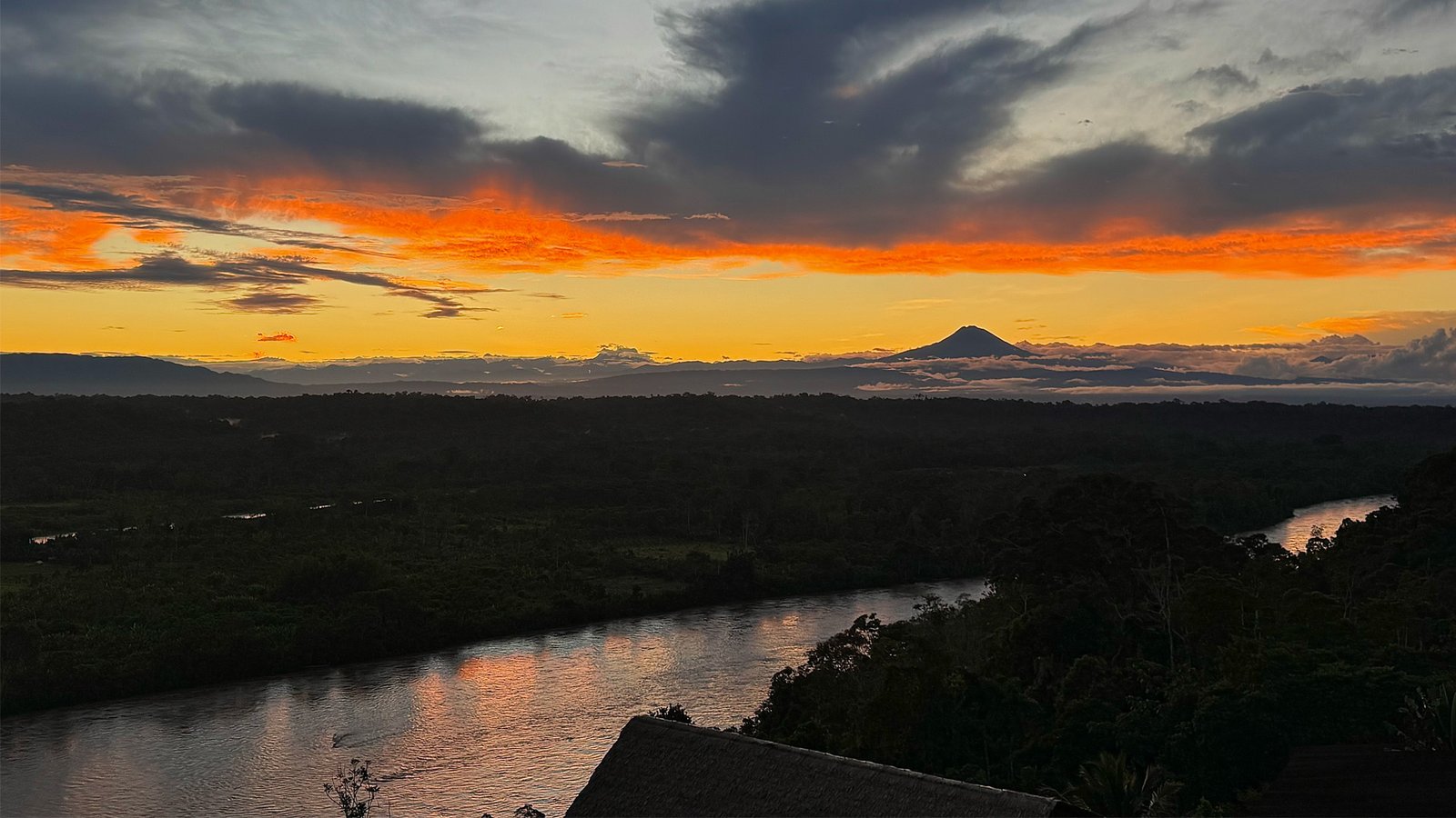 Volc&aacute;n de la cordillera de los Andes al atardecer, sobre la selva y el r&iacute;o Napo