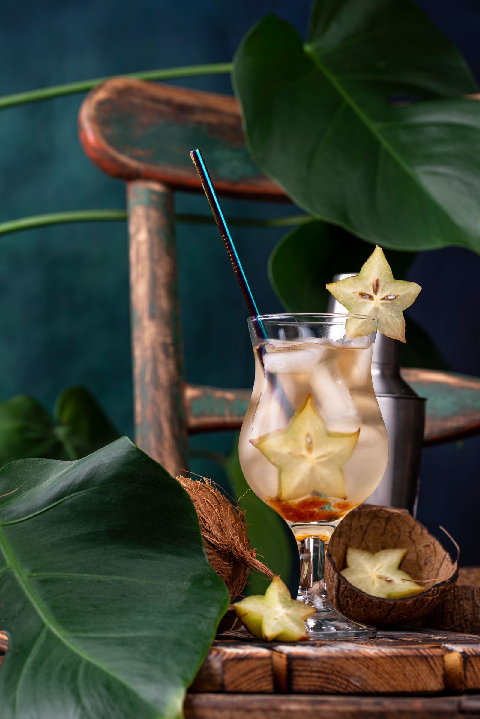 Cóctel con hielo y rodajas de carambola
