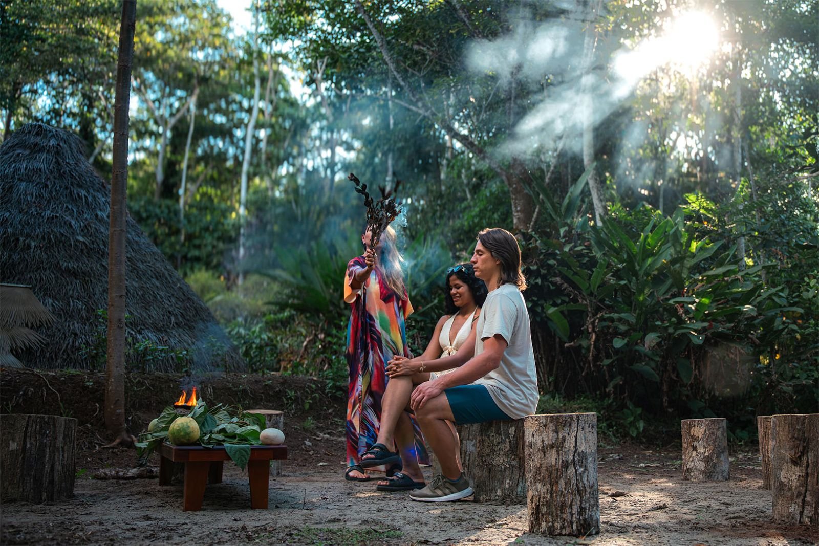 Ritual de limpia junto al temascal, entre humo y luz filtrada